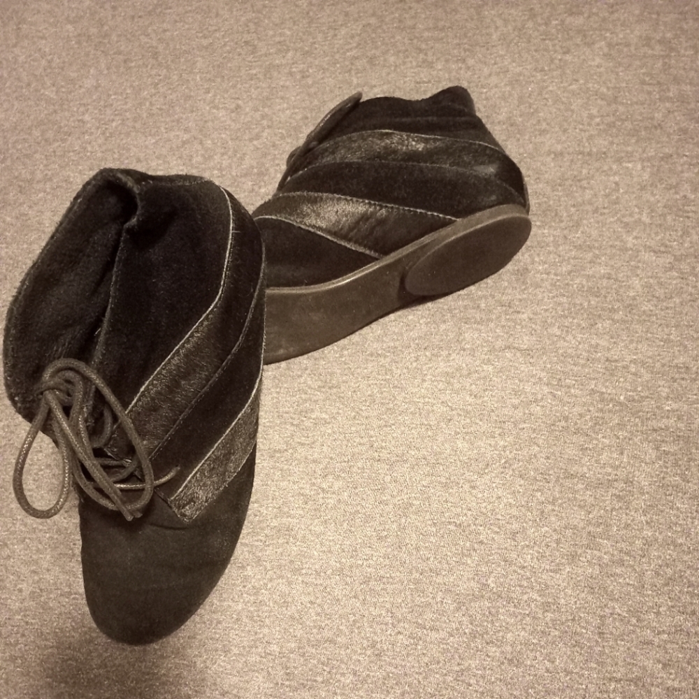 Black Booties, Size 5, Esporre
